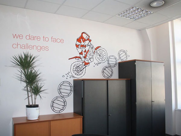 Comment décorer magnifiquement un mur dans une pièce: photos, idées