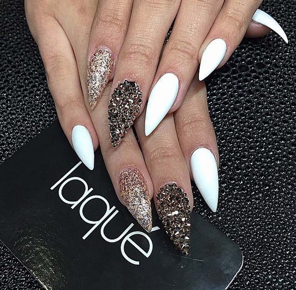 Manucure pour ongles pointus 2025-2026: photos, idées, nouveautés