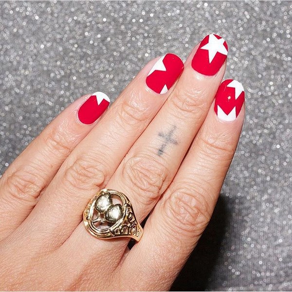 Belle manucure rouge 2025-2026 - photos, idées de manucure rouge