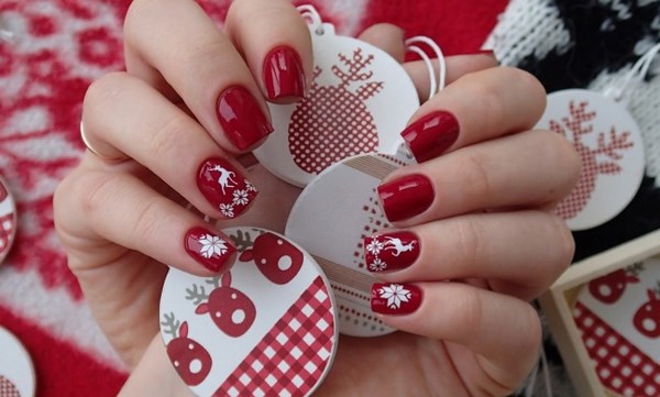 Belle manucure rouge 2025-2026 - photos, idées de manucure rouge