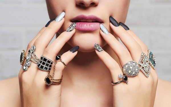 Les bijoux les plus à la mode pour les femmes 2025-2026 - photos, idées, tendances