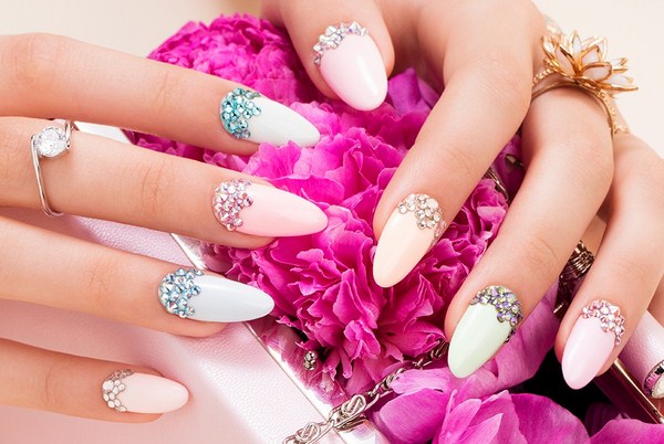 Manucure pour ongles pointus 2025-2026: photos, idées, nouveautés