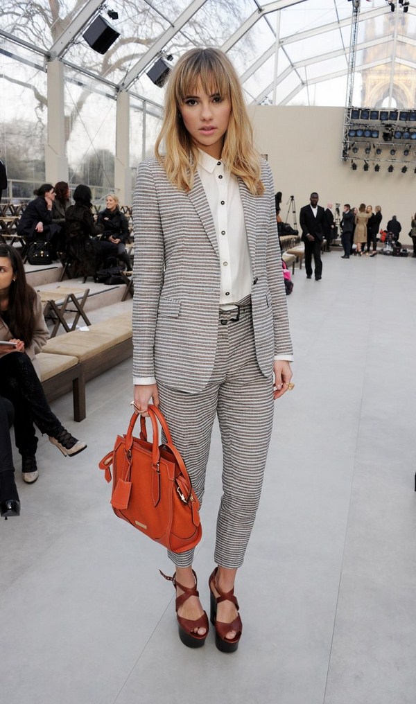 Pantalon à la mode pour femmes 2025-2026: photos, actualités, tendances