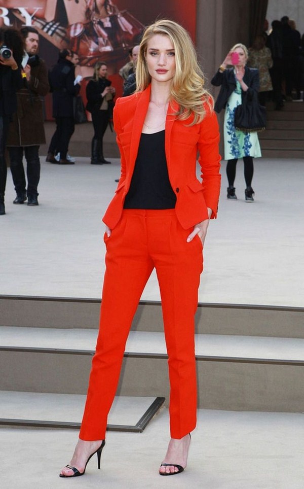 Pantalon à la mode pour femmes 2025-2026: photos, actualités, tendances