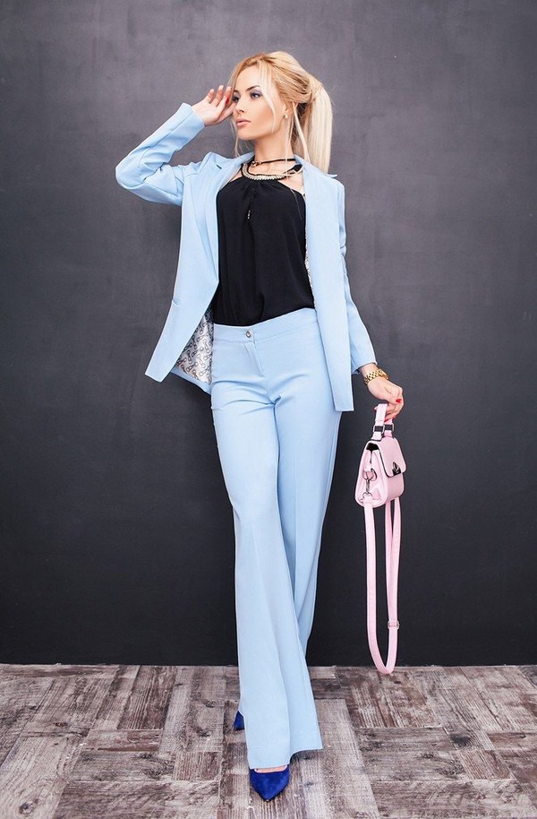 Pantalon à la mode pour femmes 2025-2026: photos, actualités, tendances