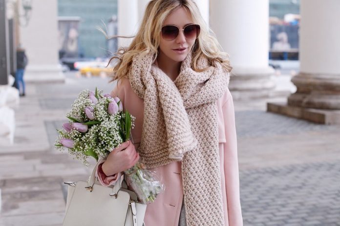 kak-zavyazat-sharf (2) Comment porter un foulard: un look à la mode avec un foulard 2025-2026 - photo