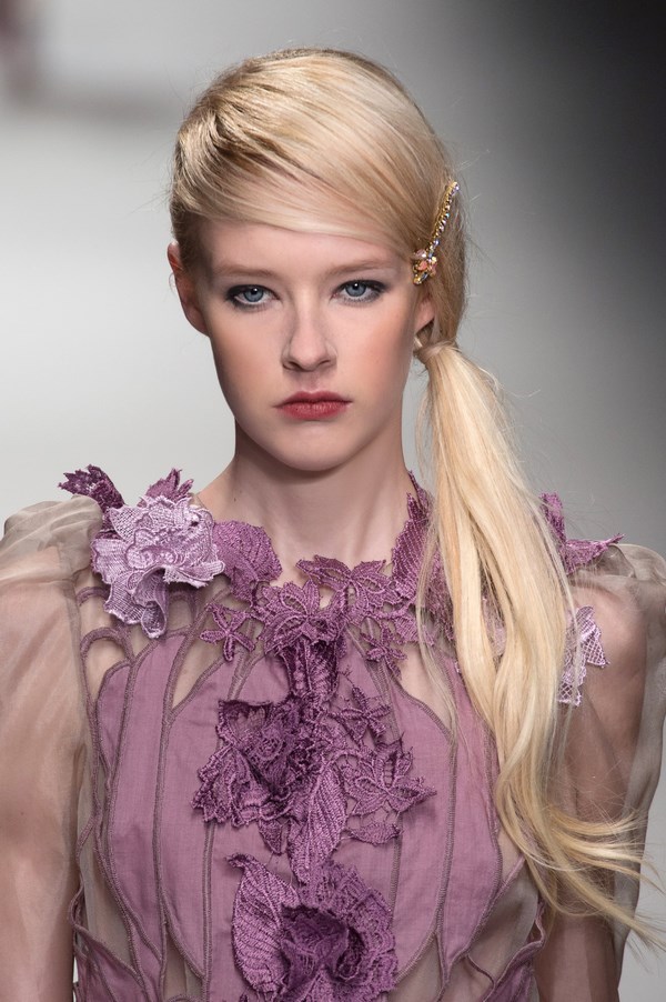 Coiffure élégante en queue de cheval: les meilleurs exemples et idées de coiffures en queue de cheval - photo