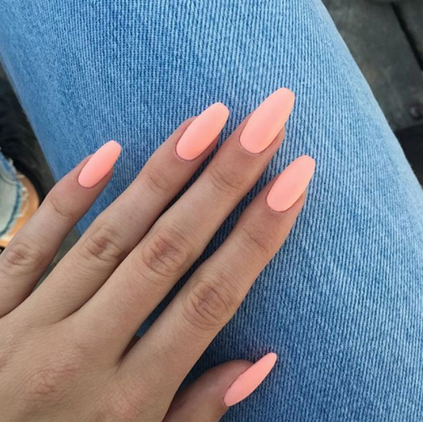 Belle manucure de pêche 2025-2026: les meilleures idées, design, nouveaux articles