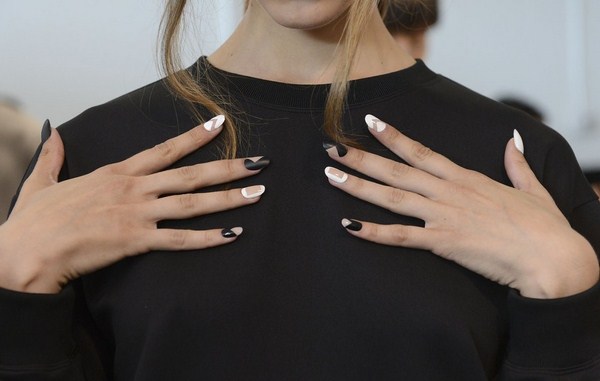 Belle manucure noir et blanc 2025-2026: les meilleures idées de conception d'ongles en noir et blanc dans différents styles