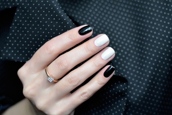 Belle manucure noir et blanc 2025-2026: les meilleures idées de conception d'ongles en noir et blanc dans différents styles