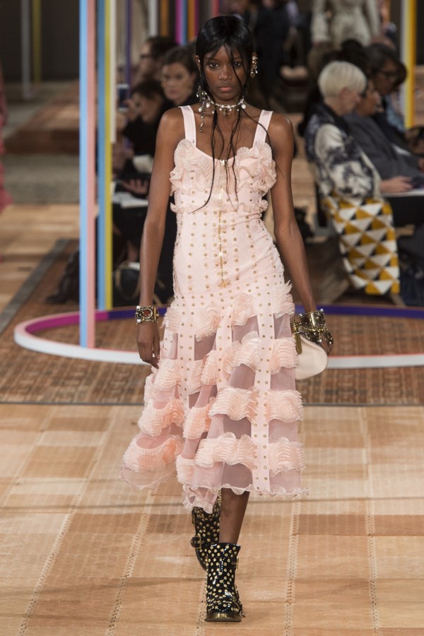 Belles robes d'été de la saison 2025-2026: les meilleurs modèles, nouveaux produits, tendances - photo