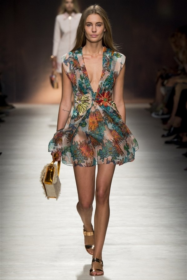 Belles robes d'été de la saison 2025-2026: les meilleurs modèles, nouveaux produits, tendances - photo