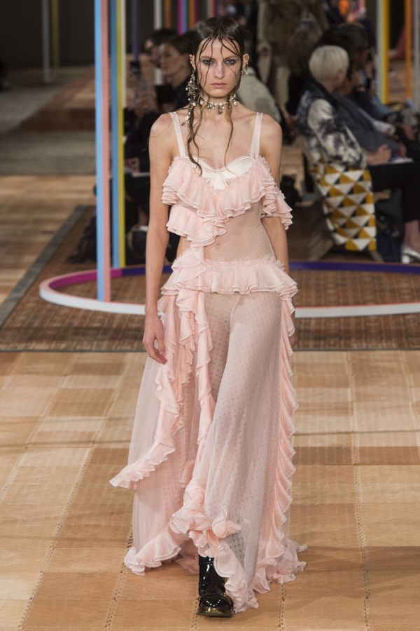 Belles robes d'été de la saison 2025-2026: les meilleurs modèles, nouveaux produits, tendances - photo