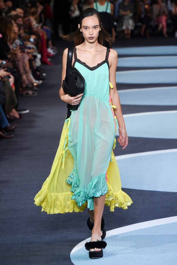 Belles robes d'été de la saison 2025-2026: les meilleurs modèles, nouveaux produits, tendances - photo