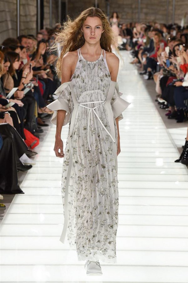 Belles robes d'été de la saison 2025-2026: les meilleurs modèles, nouveaux produits, tendances - photo