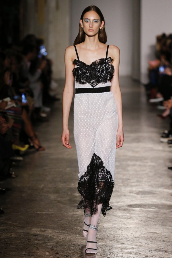 Belles robes d'été de la saison 2025-2026: les meilleurs modèles, nouveaux produits, tendances - photo