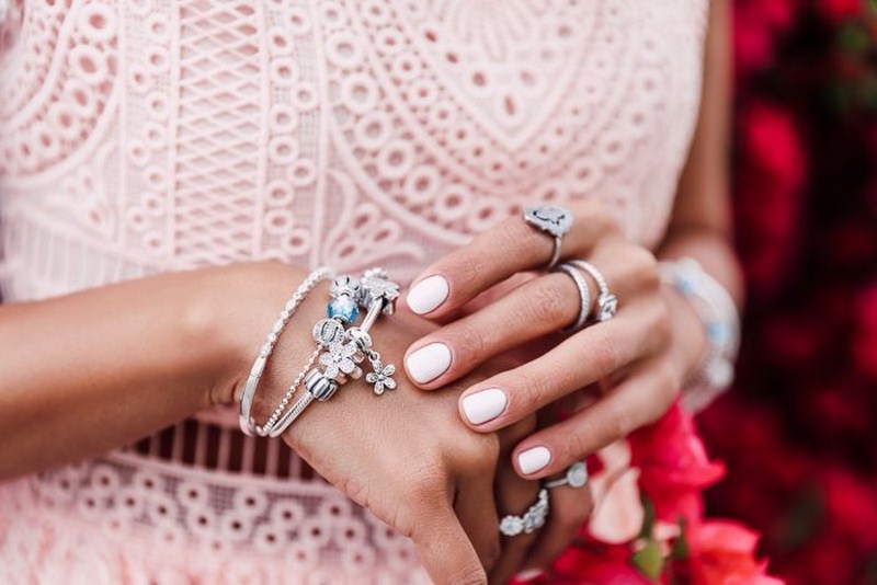 Les bijoux les plus à la mode pour les femmes 2025-2026 - photos, idées, tendances