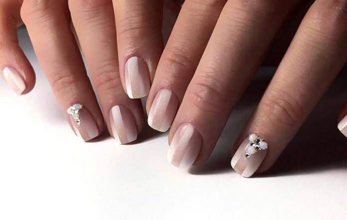 modnyj-osennij-manikyur (4) Les meilleures nouveautés de la manucure automne 2025-2026: TOP-5 technicien et TOP-5 nuances d'automne nail art