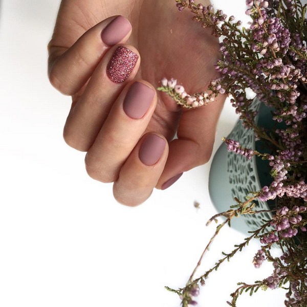 Les meilleures nouveautés de la manucure automne 2025-2026: TOP-5 technicien et TOP-5 nuances d'automne nail art