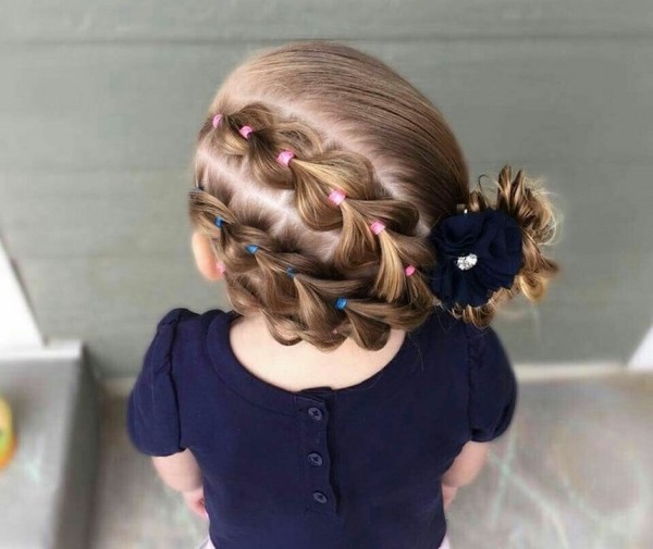 Coiffures de charme pour les filles 2025-2026: idées de photos de coiffures à la maternelle et à l'école