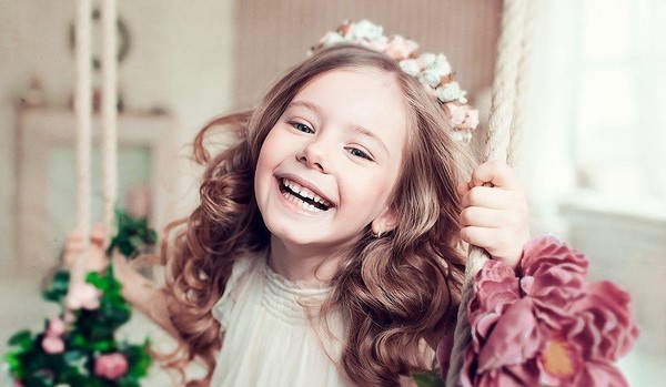 Coiffures de charme pour les filles 2025-2026: idées de photos de coiffures à la maternelle et à l'école