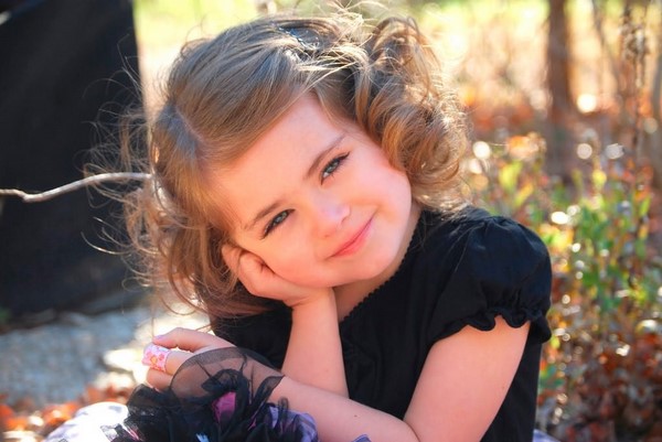 Coiffures de charme pour les filles 2025-2026: idées de photos de coiffures à la maternelle et à l'école