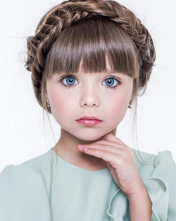 Coiffures de charme pour les filles 2025-2026: idées de photos de coiffures à la maternelle et à l'école