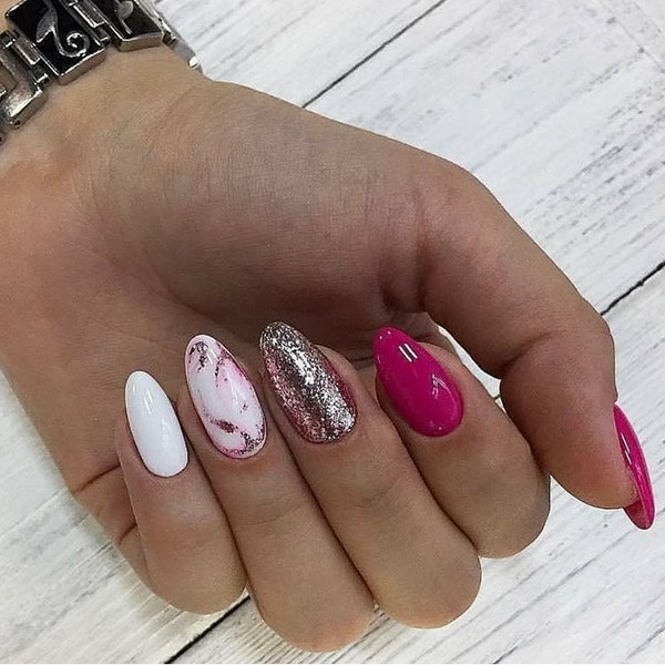 Une merveilleuse manucure pour les ongles en amande 2025-2026: photos