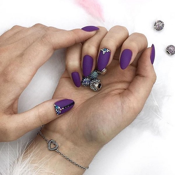 Une merveilleuse manucure pour les ongles en amande 2025-2026: photos