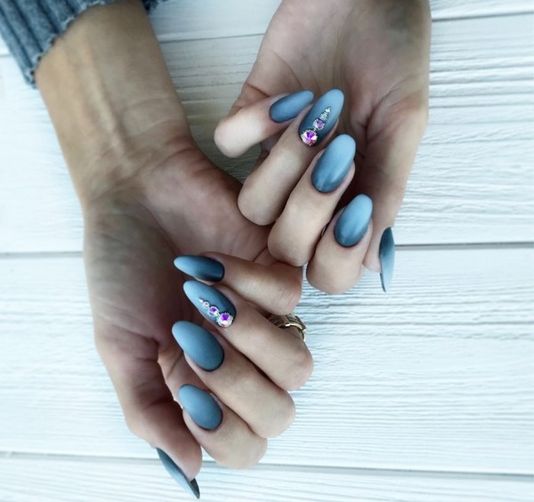 Une merveilleuse manucure pour les ongles en amande 2025-2026: photos