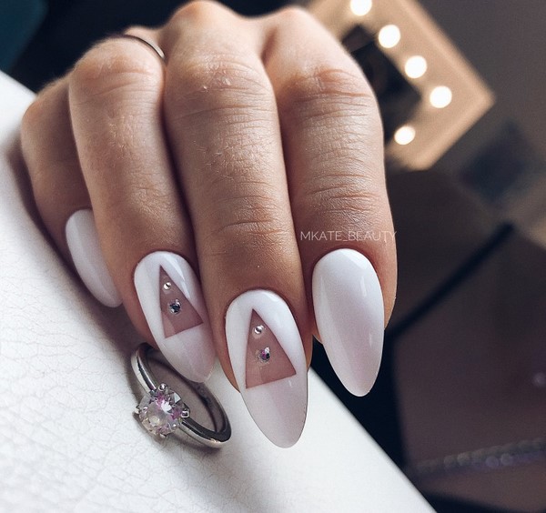 Une merveilleuse manucure pour les ongles en amande 2025-2026: photos