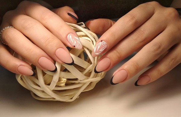 Une merveilleuse manucure pour les ongles en amande 2025-2026: photos