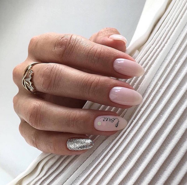 Une merveilleuse manucure pour les ongles en amande 2025-2026: photos