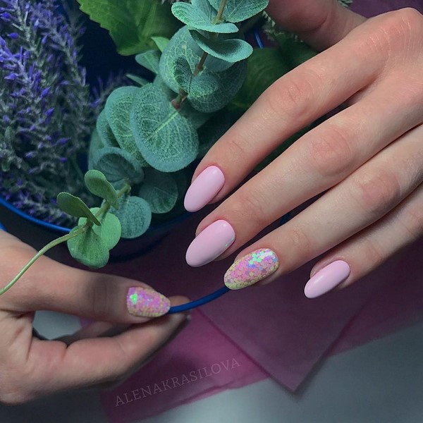 Une merveilleuse manucure pour les ongles en amande 2025-2026: photos