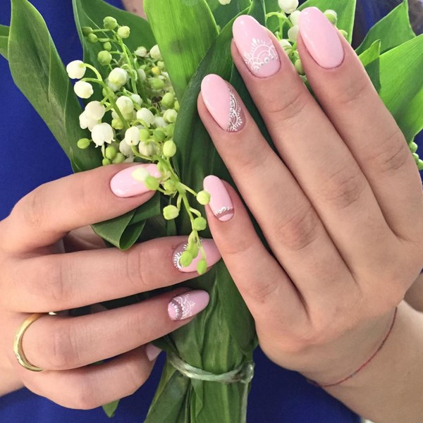 Une merveilleuse manucure pour les ongles en amande 2025-2026: photos