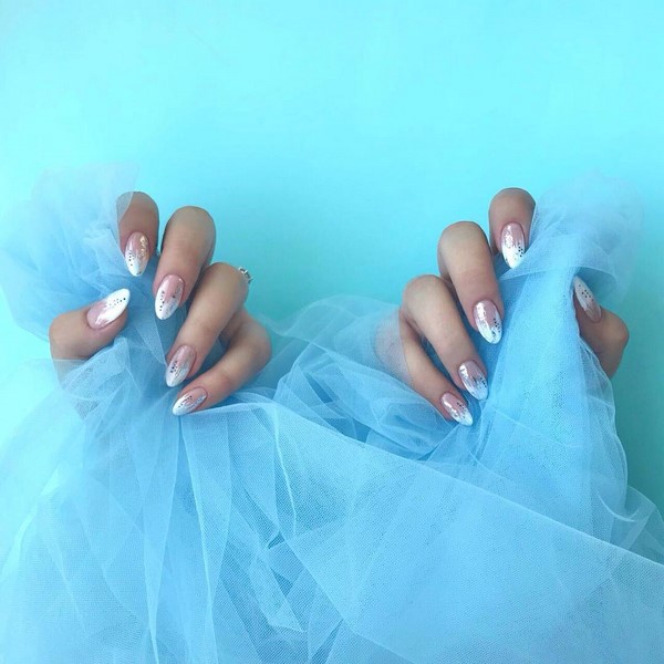 Une merveilleuse manucure pour les ongles en amande 2025-2026: photos