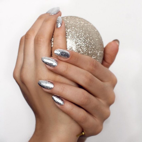 Brillante manucure du Nouvel An 2026: exemples de photos