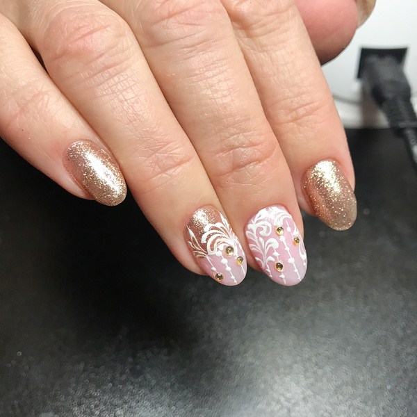 Brillante manucure du Nouvel An 2026: exemples de photos