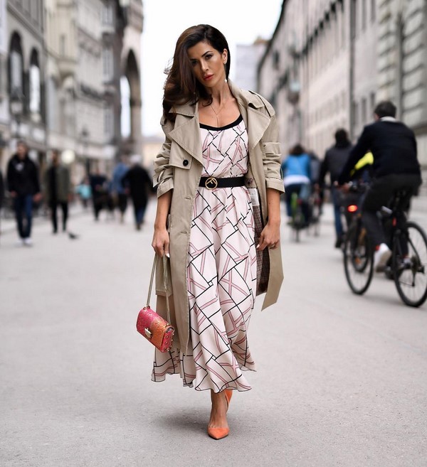 Les imperméables et trenchs les plus élégants 2025-2026: modèles et styles à la mode sur la photo