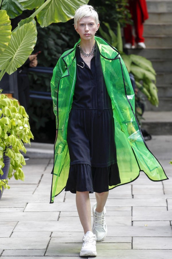 Les imperméables et trenchs les plus élégants 2025-2026: modèles et styles à la mode sur la photo