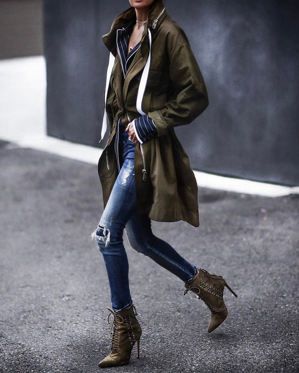 Les imperméables et trenchs les plus élégants 2025-2026: modèles et styles à la mode sur la photo