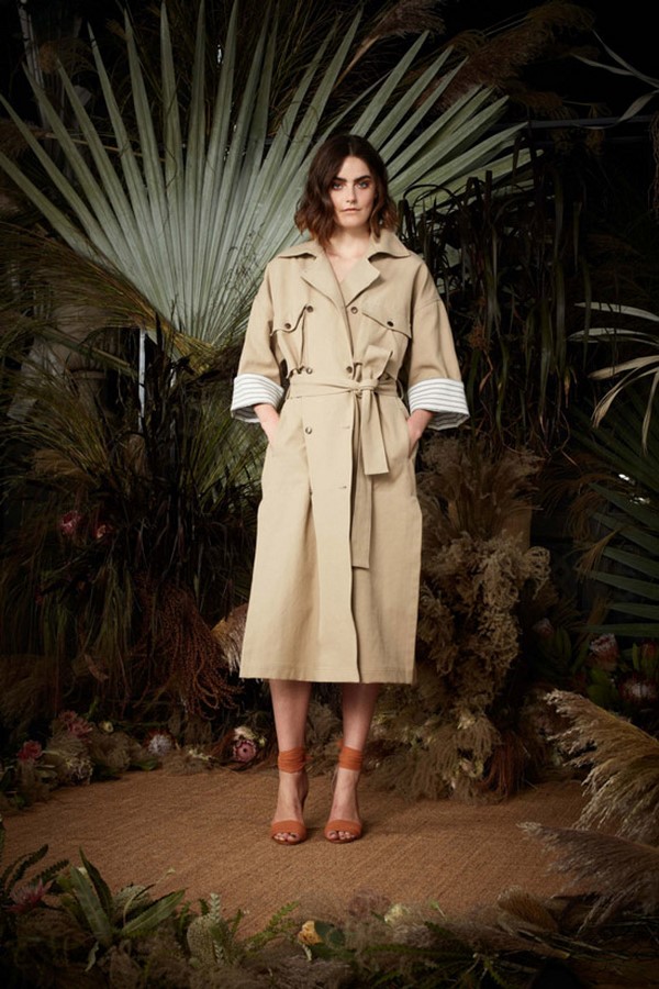 Les imperméables et trenchs les plus élégants 2025-2026: modèles et styles à la mode sur la photo