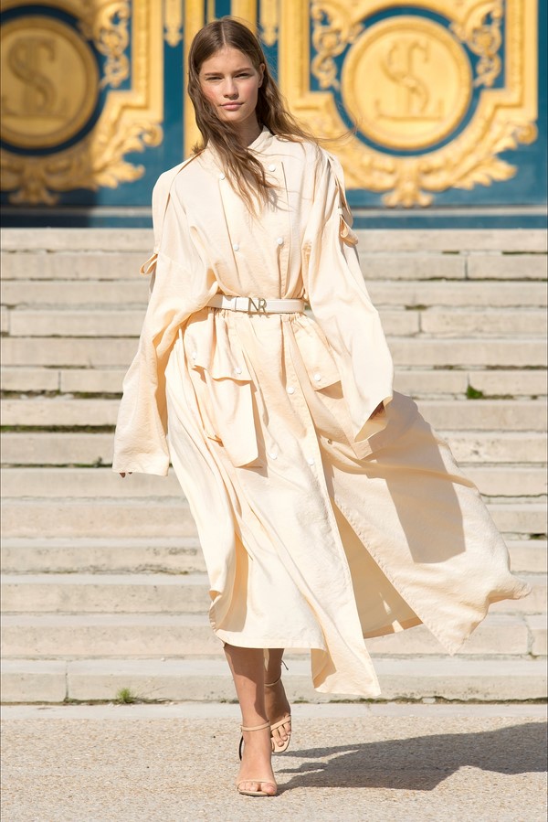 Les imperméables et trenchs les plus élégants 2025-2026: modèles et styles à la mode sur la photo