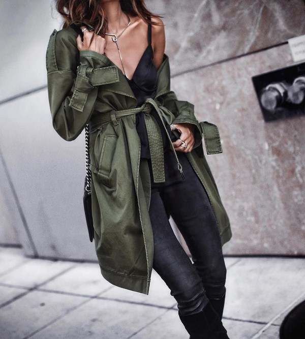 Les imperméables et trenchs les plus élégants 2025-2026: modèles et styles à la mode sur la photo