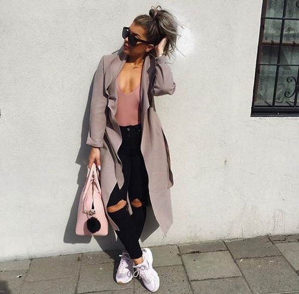 Les imperméables et trenchs les plus élégants 2025-2026: modèles et styles à la mode sur la photo