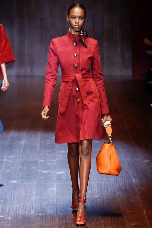 Les imperméables et trenchs les plus élégants 2025-2026: modèles et styles à la mode sur la photo