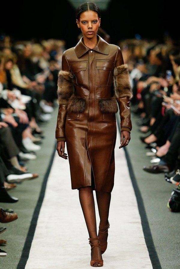 Les imperméables et trenchs les plus élégants 2025-2026: modèles et styles à la mode sur la photo