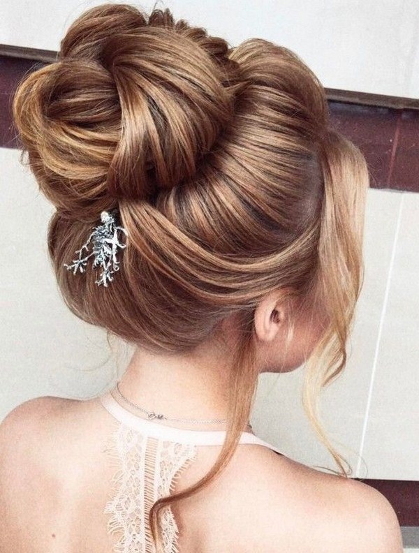 Nouvelles coiffures pour la nouvelle année 2026: les meilleures idées pour la coiffure du nouvel an pour tous les goûts