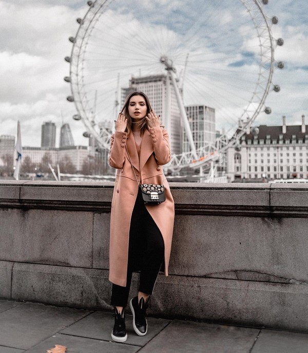 Comment s'habiller en hiver dans la saison 2025-2026: les meilleures images pour plus de 100 photos