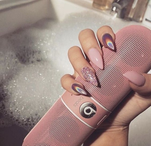 Ongles festifs à paillettes 2025-2026: la manucure la plus chic de la photo